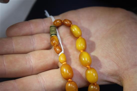 An amber bead necklace, gross 44 grams, 40cm.